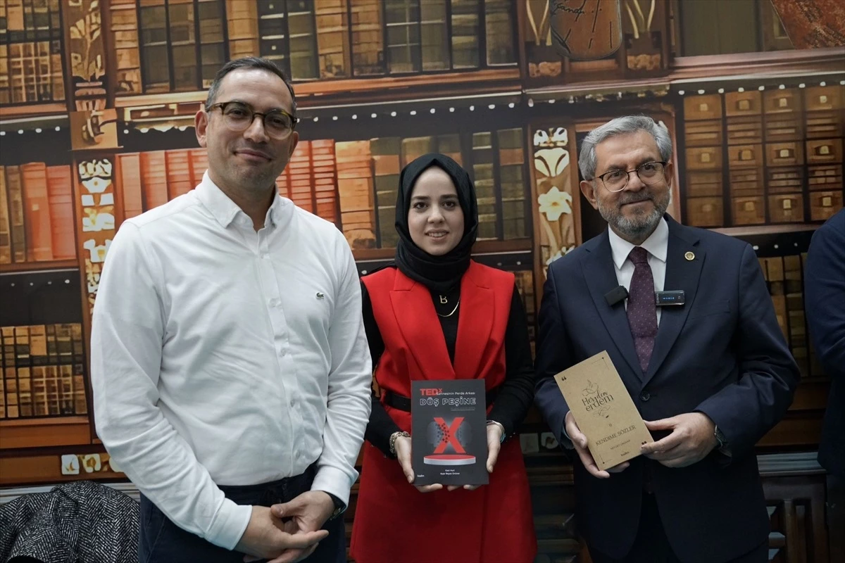 Ankara Üniversitesi Rektörü Prof. Dr. Necdet Ünüvar ve kızı Ayşe Beyza Ünüvar, Ankara Kitap Fuarı\'nda okurlarıyla buluştu