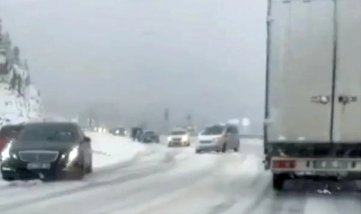 Konya Karayolunda Kar Nedeniyle Ağır Tonajlı Araçların Geçişi Yasaklandı