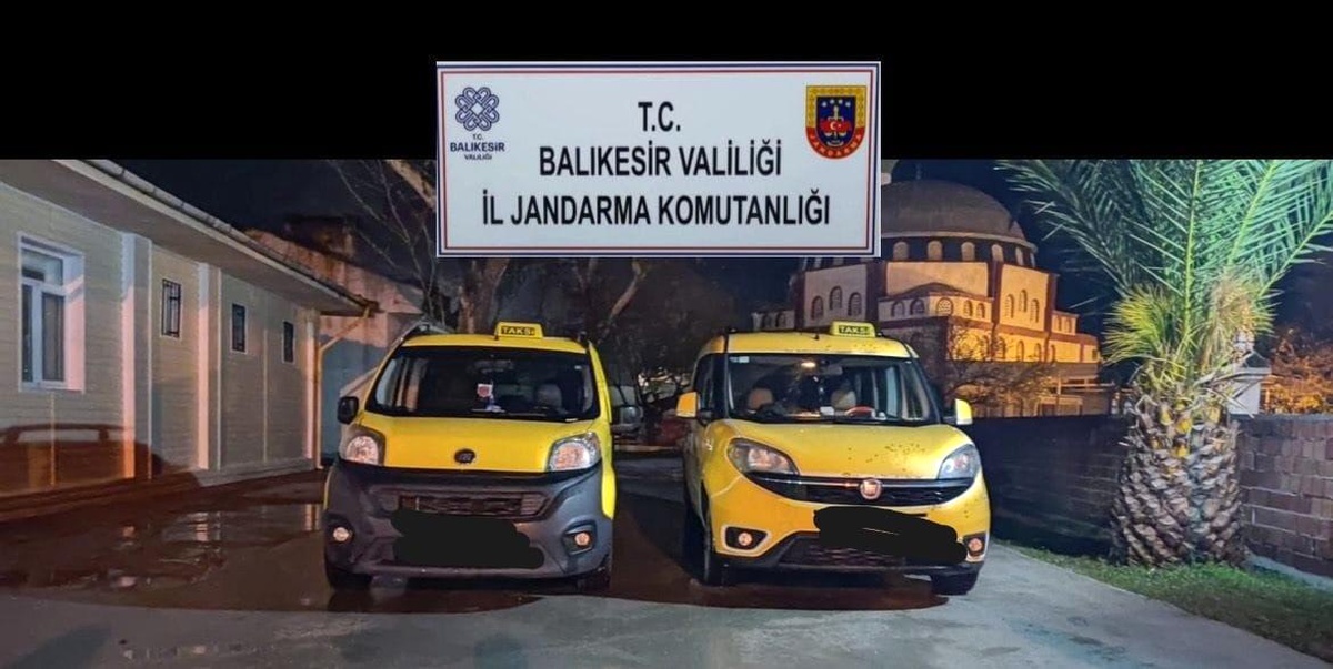 Ayvalık\'ta 15 düzensiz göçmen ve 2 organizatör yakalandı