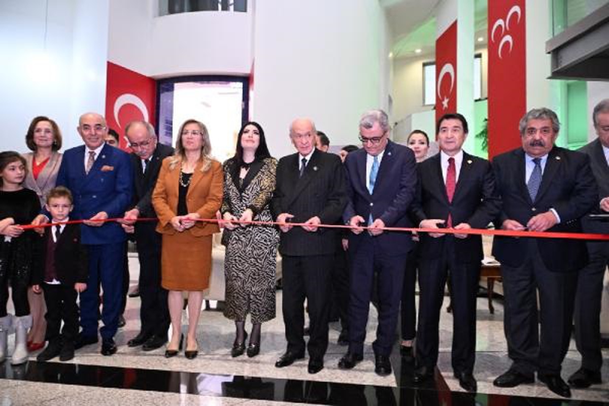 MHP Genel Başkanı Devlet Bahçeli, \'Yeni Yüzyılın Kara Kalem Sergisi\'ne katıldı
