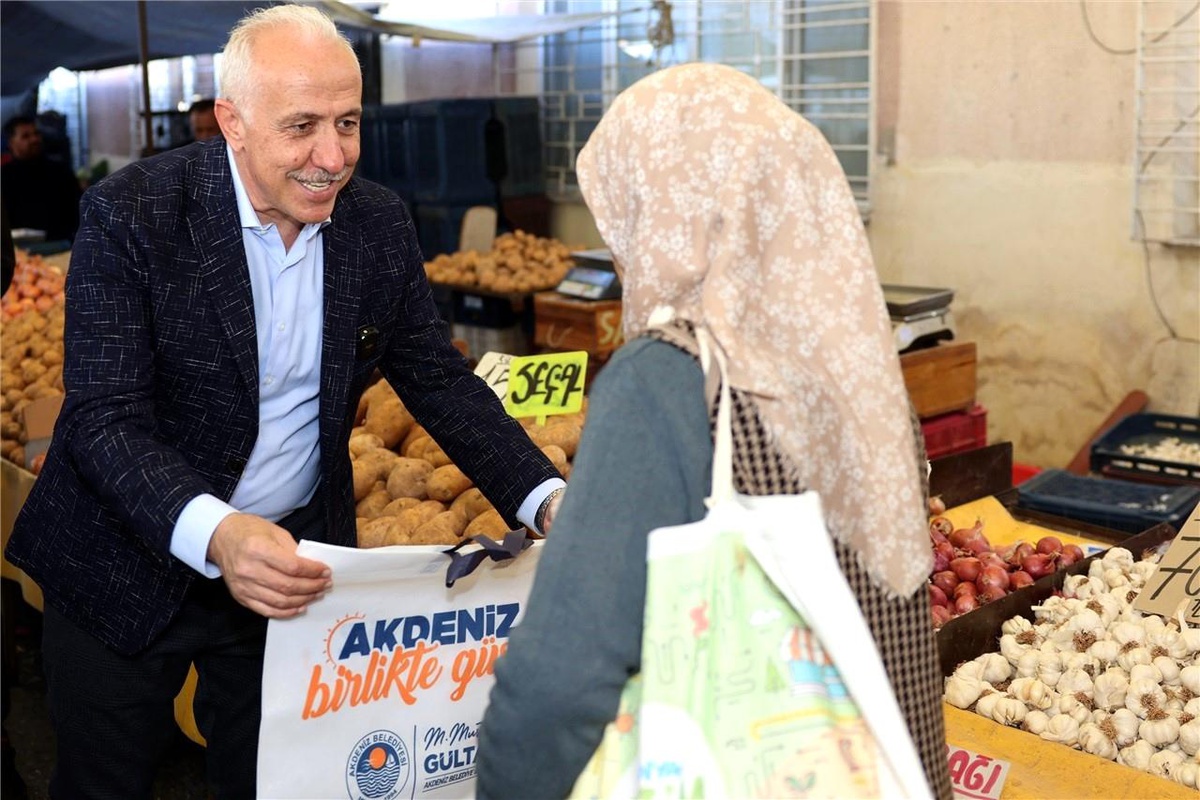 Akdeniz Belediye Başkanı Mustafa Gültak, Kiremithane Mahallesi\'ndeki semt pazarını ziyaret etti