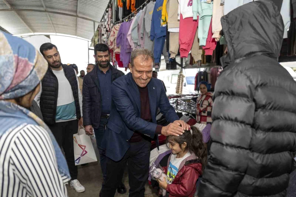Mersin Büyükşehir Belediye Başkanı Vahap Seçer, Akkent Mahallesi semt pazarında halkla buluştu