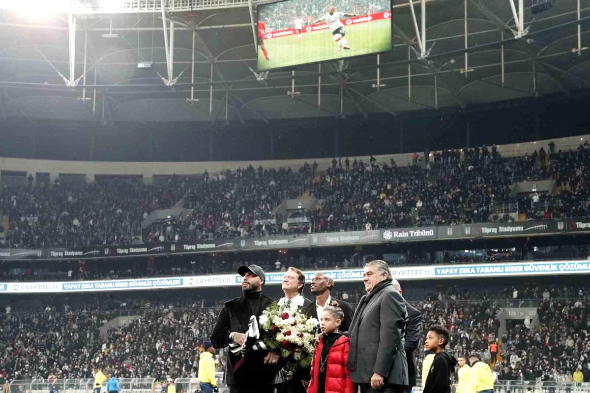Beşiktaş Başkanı Quaresma ve Atiba\'ya plaket verdi