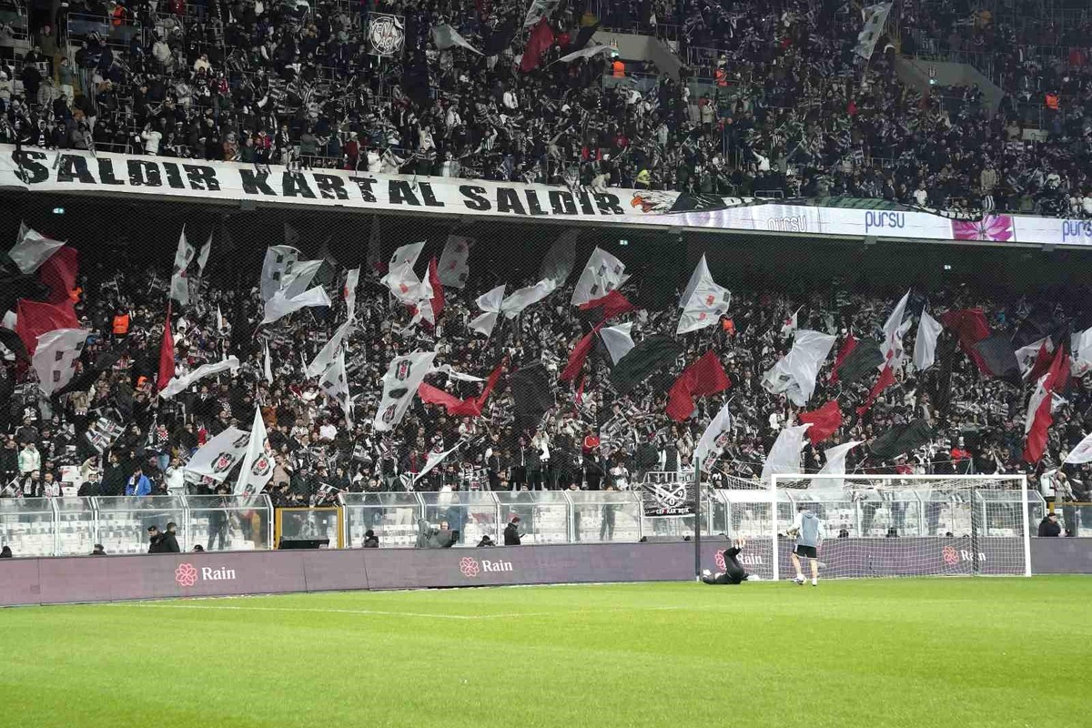 Beşiktaş, yeni stadında Fenerbahçe\'ye mağlup oldu