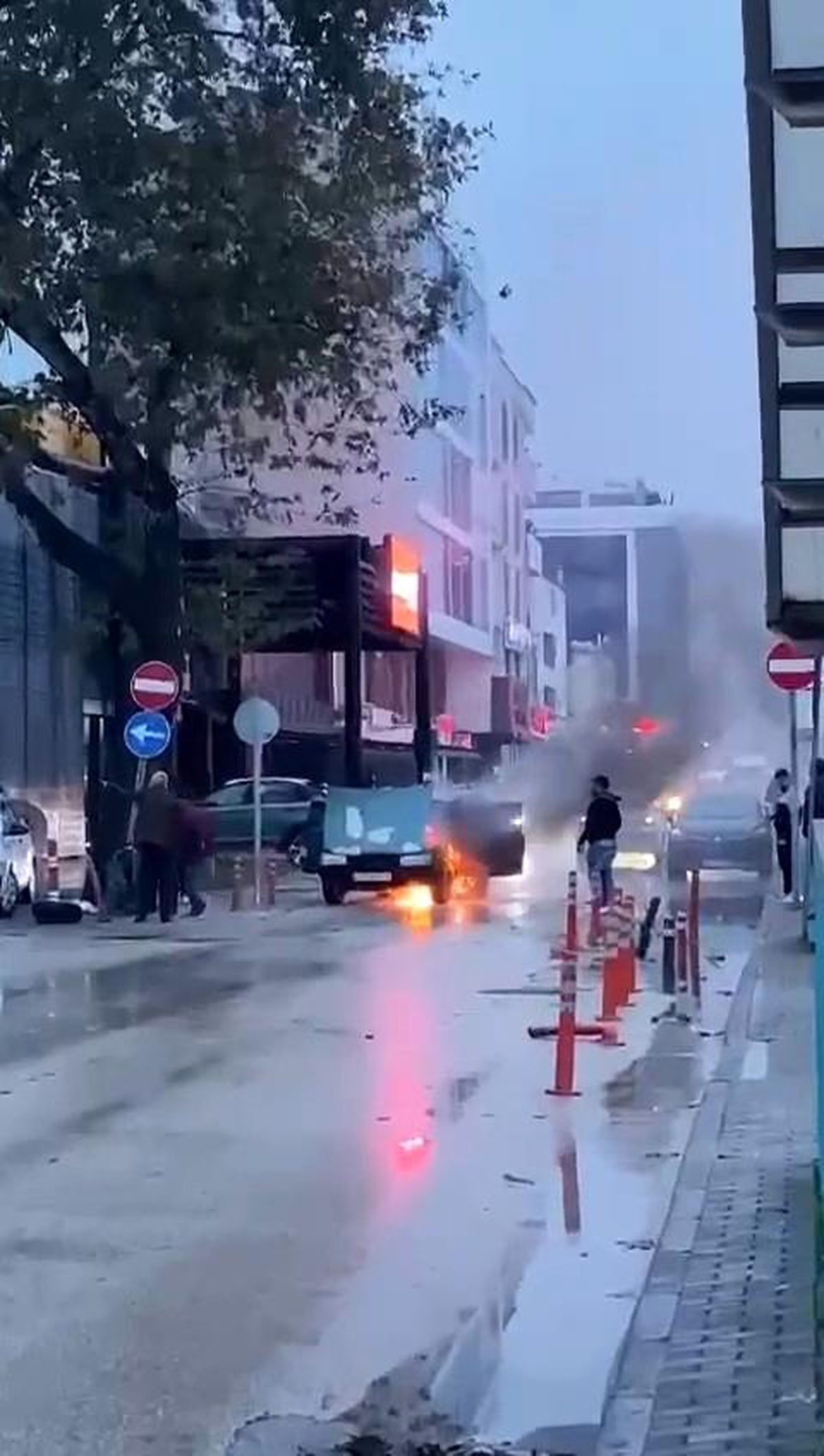 Bursa\'da otomobil alev topuna döndü