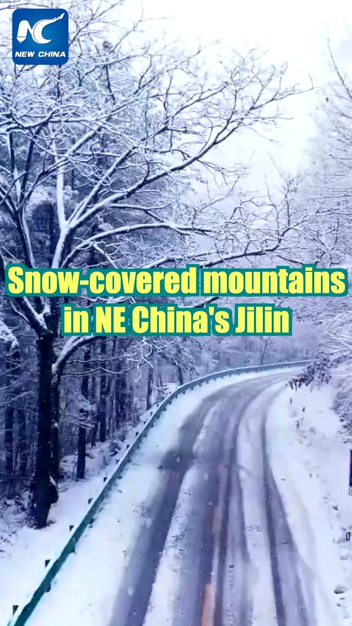 Çin\'in Jilin Eyaletindeki Karla Kaplı Dağların Muhteşem Manzarası
