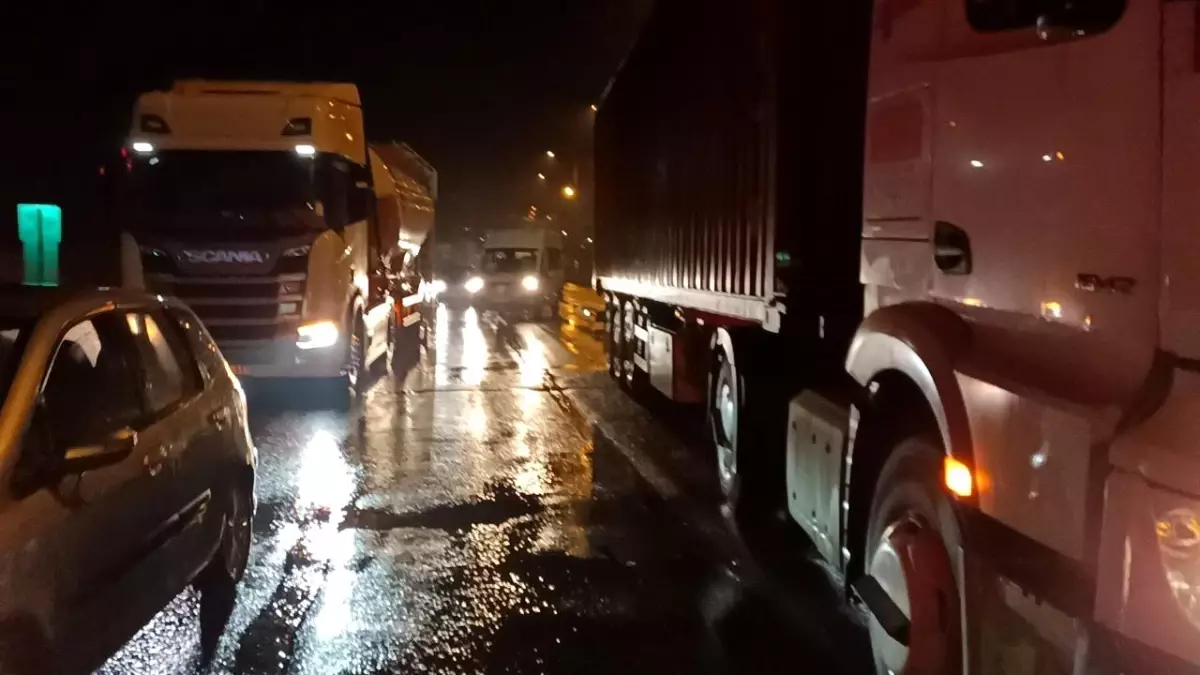 Bolu\'da Tır ile Hafif Ticari Araç Çarpıştı: 1 Yaralı