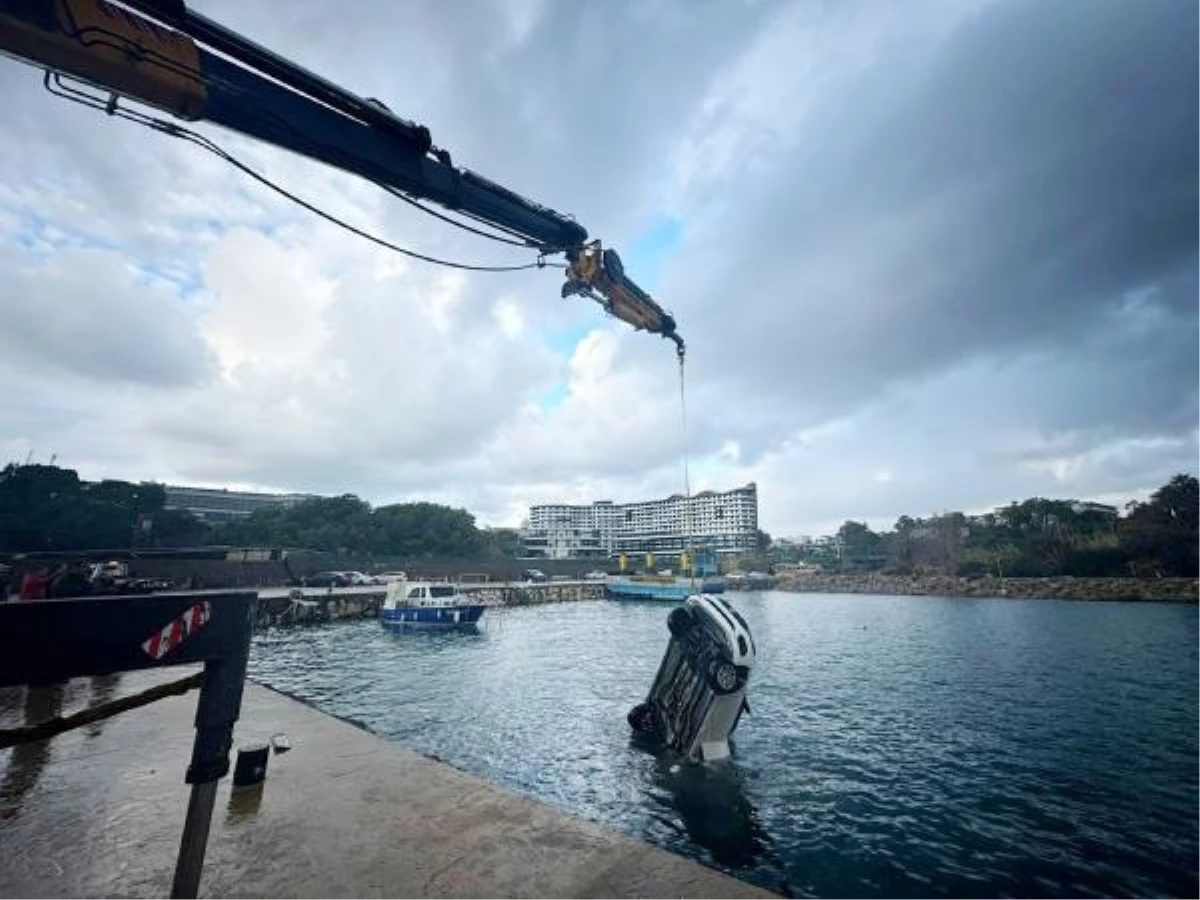 Alanya\'da İskeleden Denize Düşen Otomobilde 2 Kişi Hayatını Kaybetti