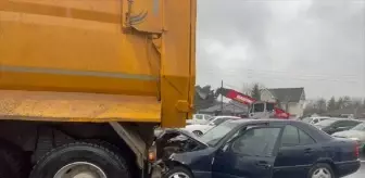Düzce'de kamyona arkadan çarpan otomobilin sürücüsü ağır yaralandı