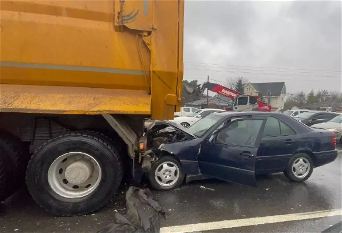 Düzce'de kamyona arkadan çarpan otomobilin sürücüsü ağır yaralandı