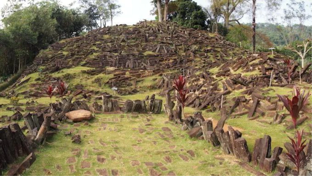 Endonezya\'da Bulunan Piramit İddiası Soruşturma Konusu Oldu