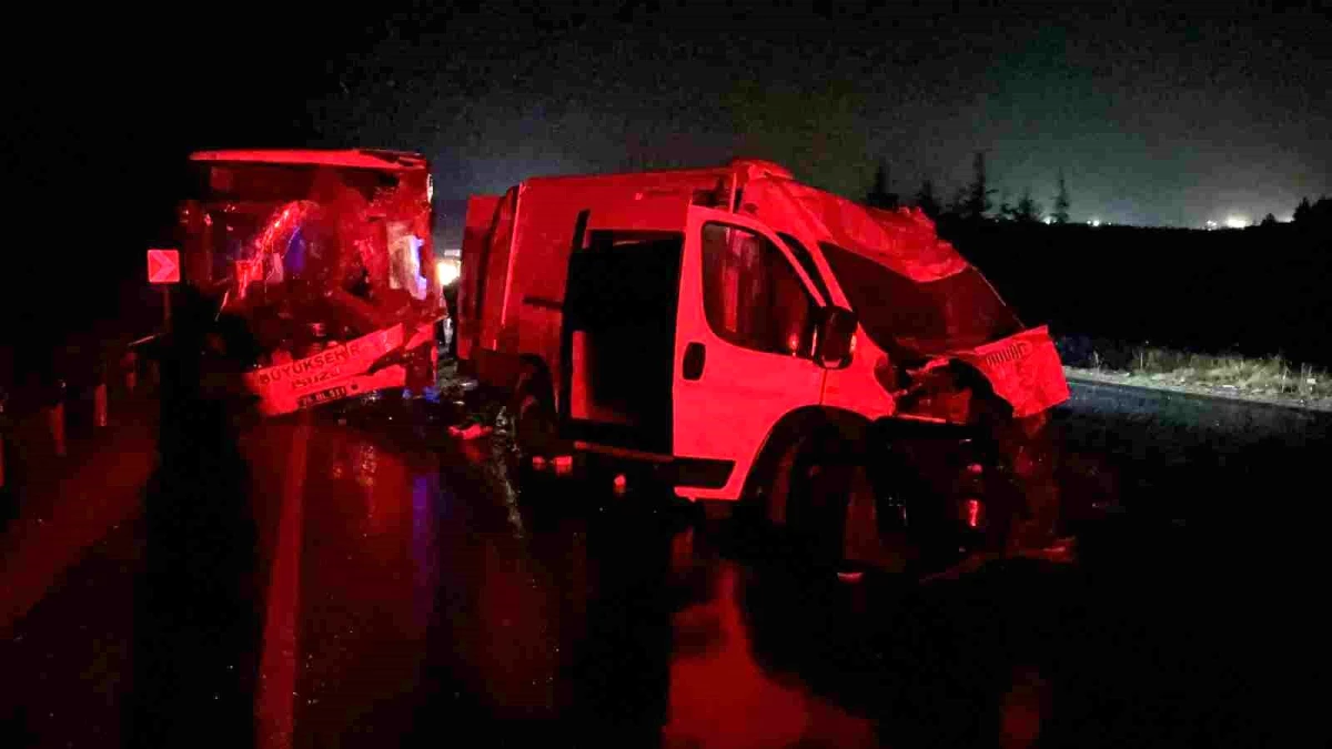 Eskişehir\'de 2 belediye otobüsü ile 1 karavanın karıştığı trafik kazasında 2\'si ağır 14 kişi yaralandı
