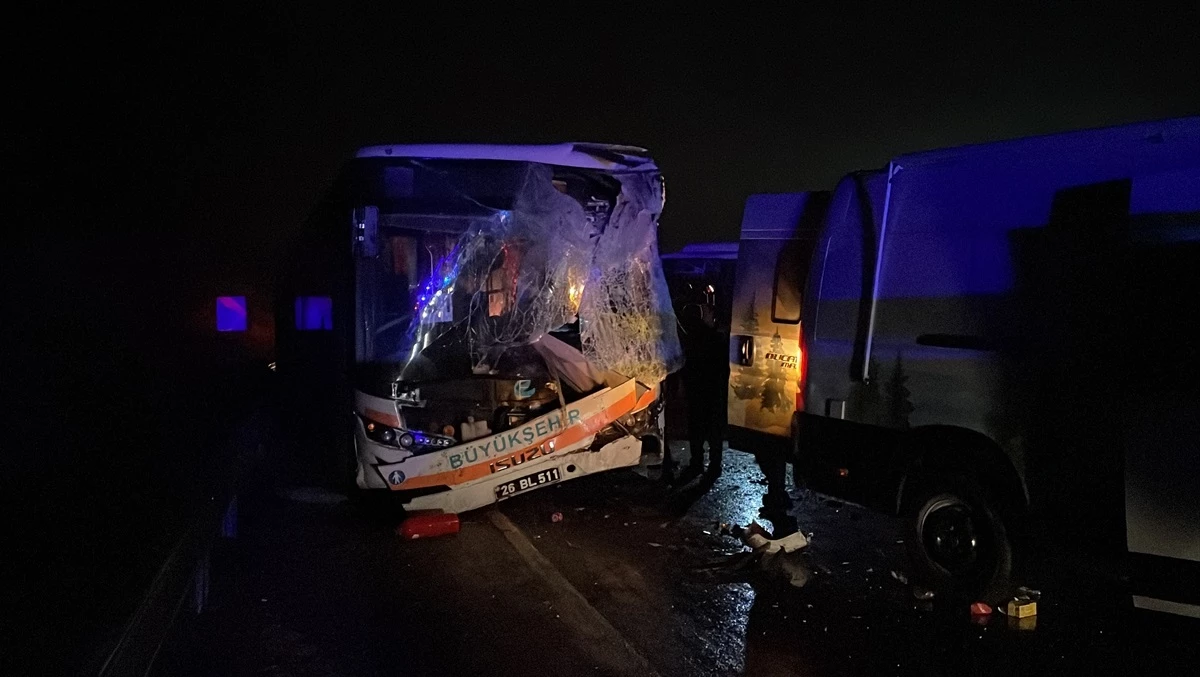 Eskişehir\'de Otobüs ve Karavan Çarpıştı: 14 Yaralı