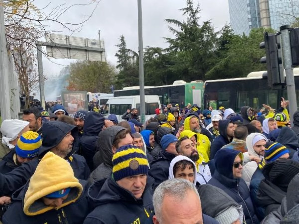 Fenerbahçe taraftarları Beşiktaş maçı için stada giriş yaptı