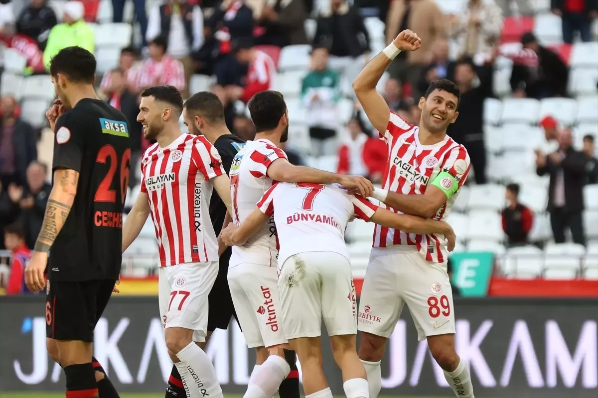 Bitexen Antalyaspor-VavaCars Fatih Karagümrük Maçının İlk Yarısı 2-1 Sonuçlandı