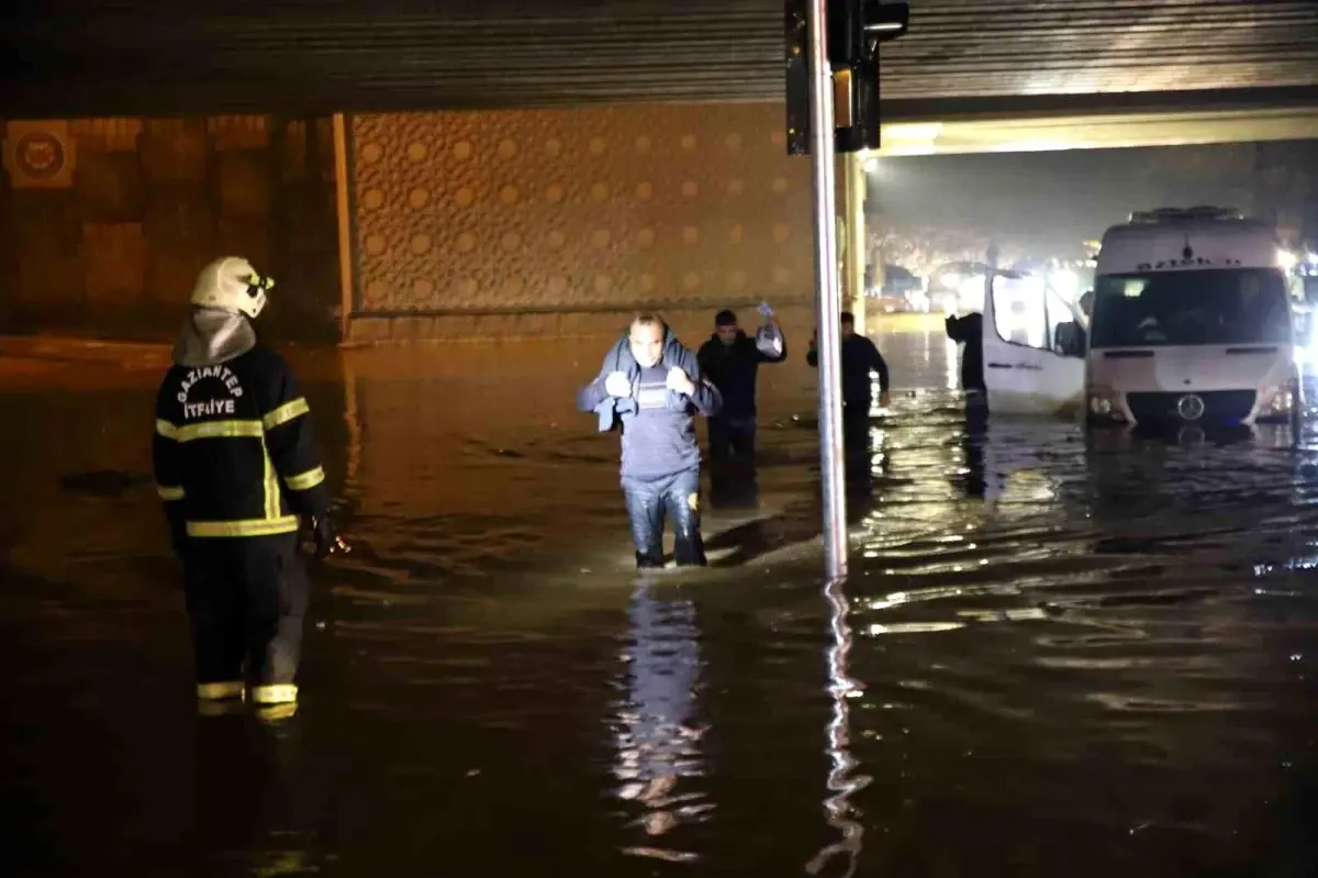 Gaziantep\'te Sağanak Nedeniyle Mahsur Kalan Araçlar Kurtarıldı
