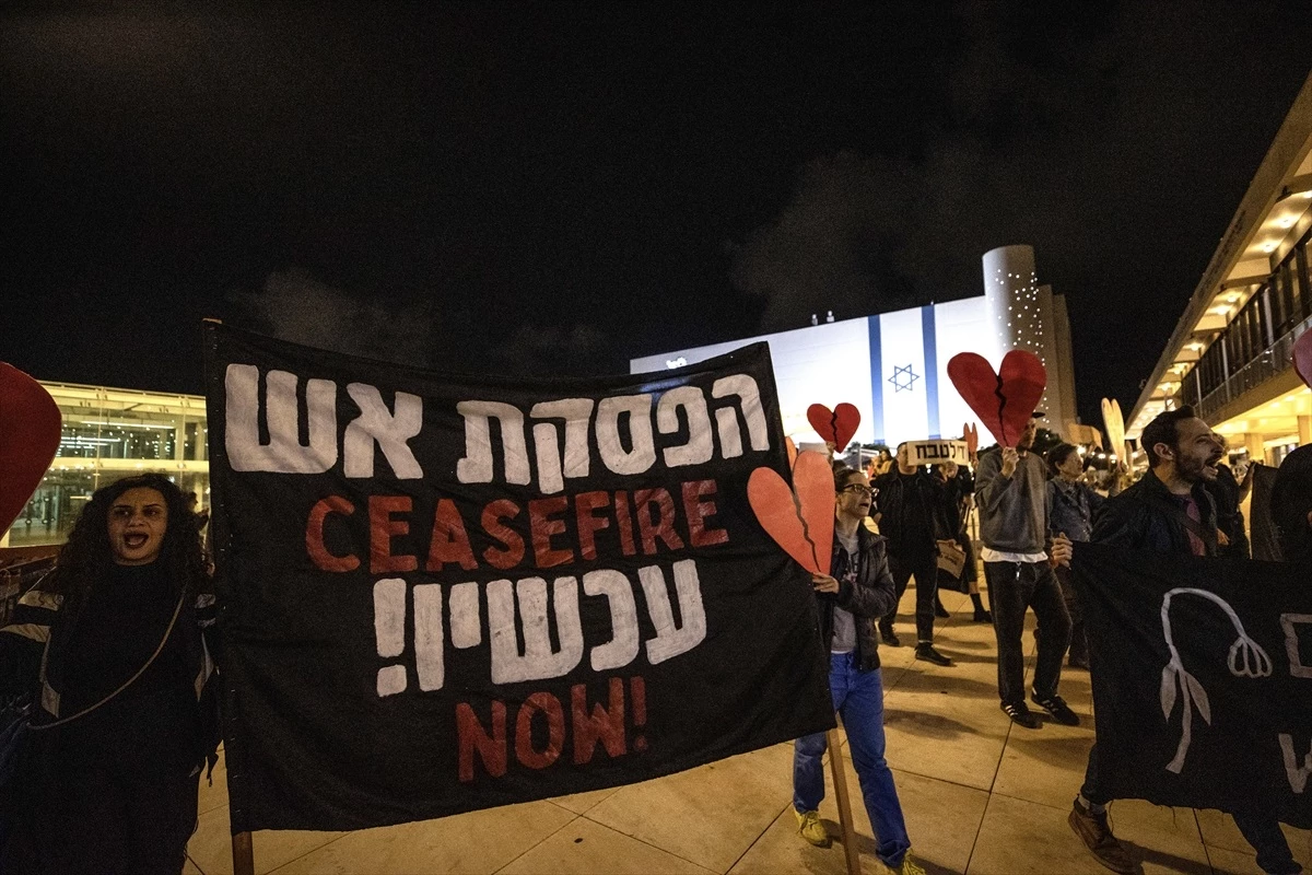 Tel Aviv\'de İsrail\'in Gazze\'ye saldırılarını protesto eden grup ateşkes çağrısı yaptı