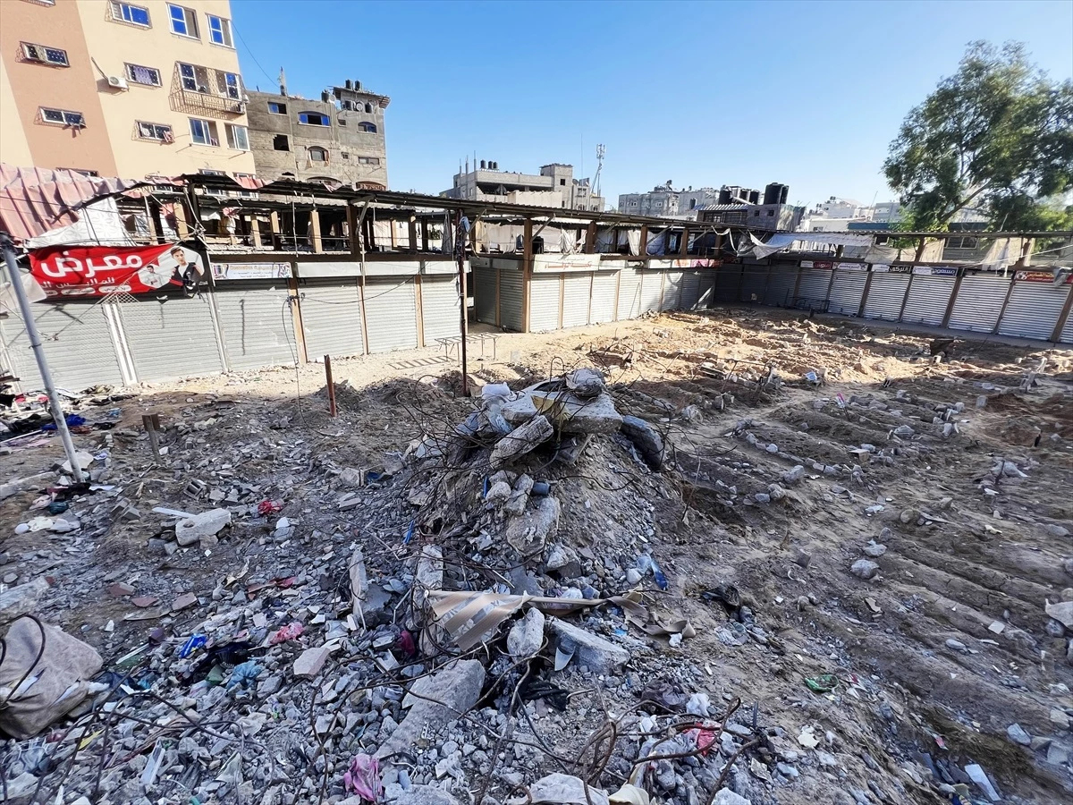 Gazze\'deki Cibaliya Mülteci Kampı\'nda sokaklar toplu mezarlara dönüştü