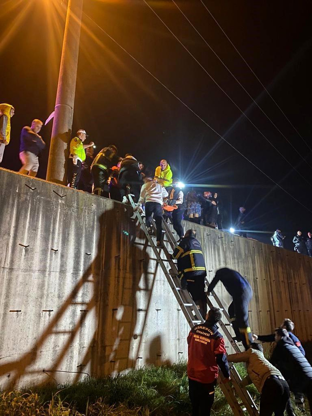 Giresun\'da dereye uçan otomobilde 3 kişi yaralandı