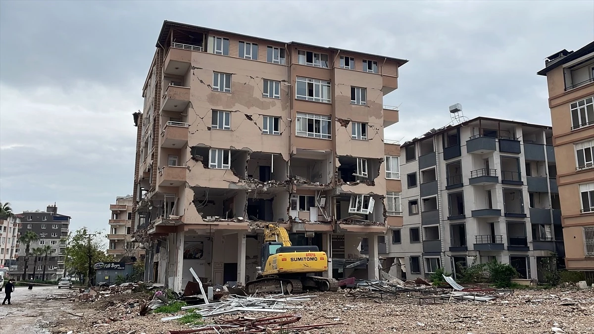 Hatay\'da deprem hasarlı 4 bina kontrollü yıkıldı