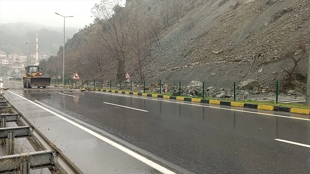 Zonguldak-Alaplı kara yolunda heyelan nedeniyle ulaşım tek şeritten çift yönlü sağlanıyor