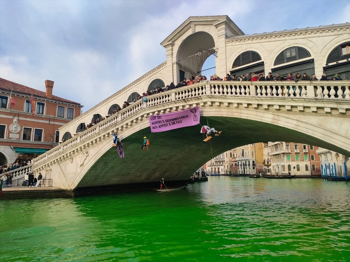 İklim Aktivistleri Venedik\'te Büyük Kanal\'a Yeşil Boyalı Sıvı Döktü