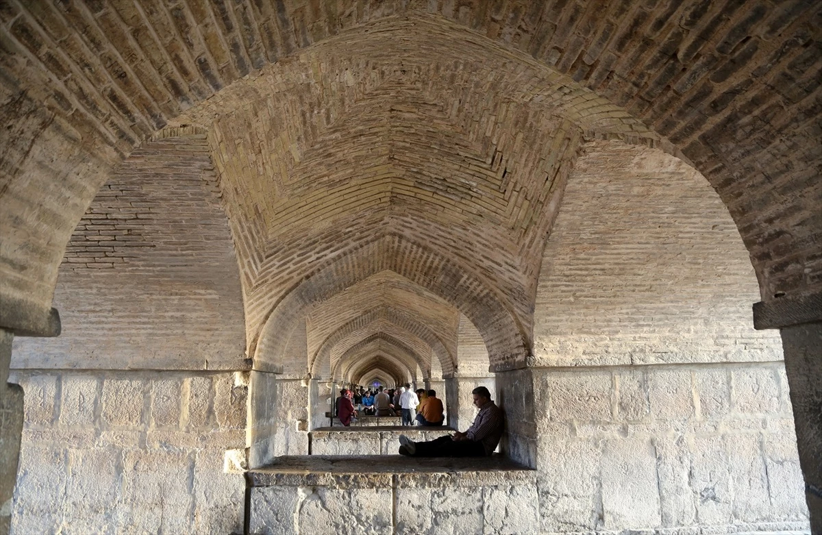İran\'ın tarihi Hacu Köprüsü suyu akmayan nehre rağmen ziyaretçi çekiyor