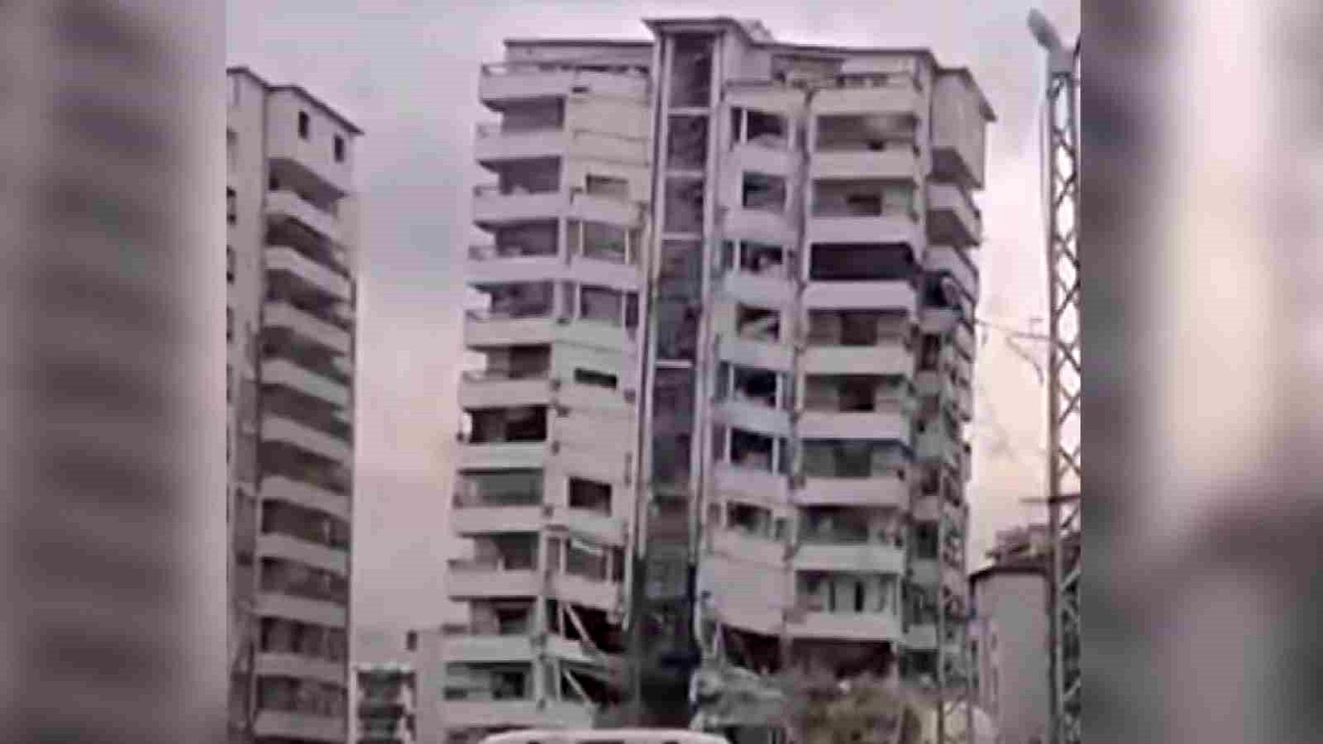 Hatay\'da 10 Katlı Bina İş Makinesiyle Yıkıldı