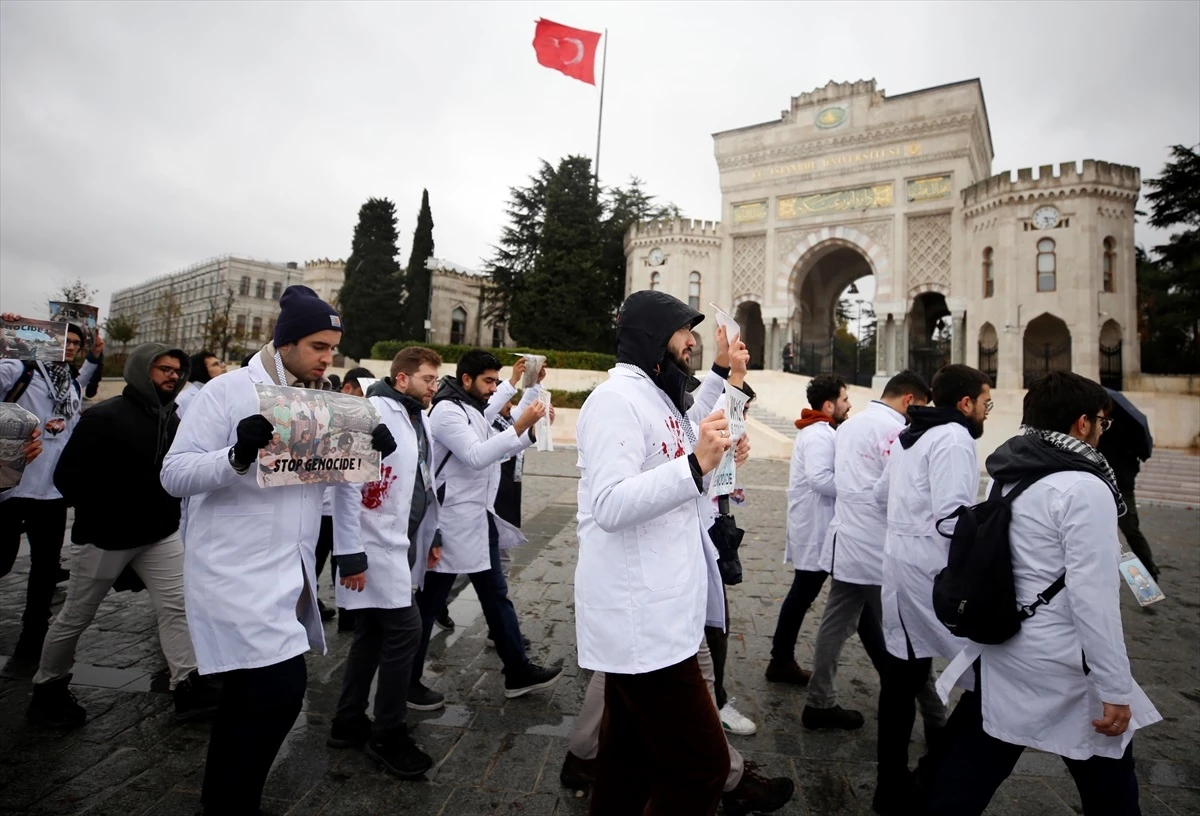 İstanbul\'da İsrail\'in Gazze\'ye yönelik saldırılarını protesto eden sağlık çalışanları sessiz yürüyüş düzenledi