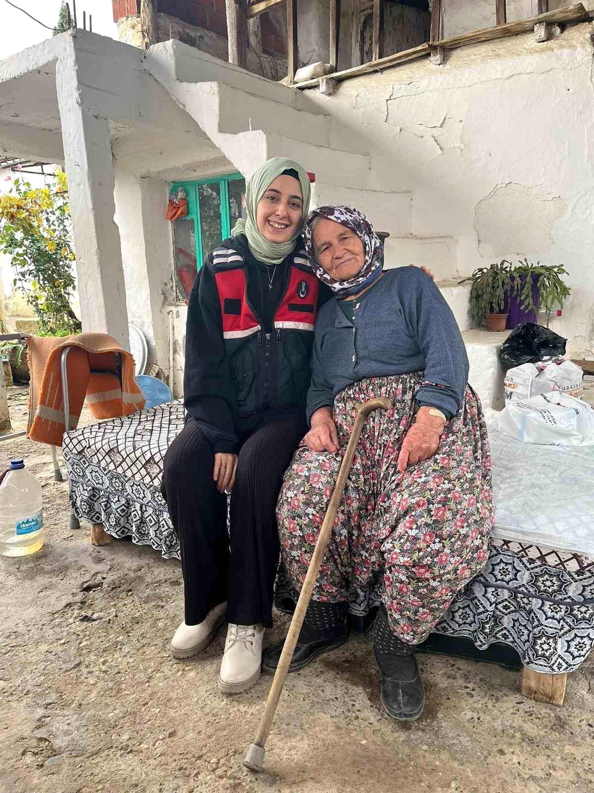 Aydın\'da Jandarma Yaşlılara Yardım Ediyor
