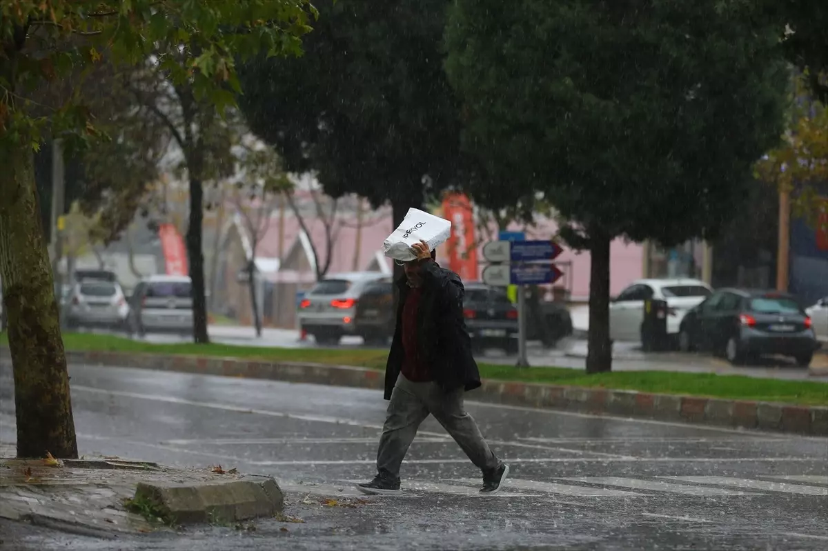 Kahramanmaraş\'ta kuvvetli sağanak, günlük yaşamı olumsuz etkiliyor