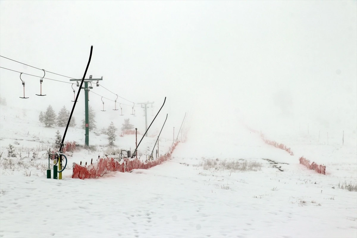 Kartalkaya Kayak Merkezi\'nde Kar Yağışı Devam Ediyor