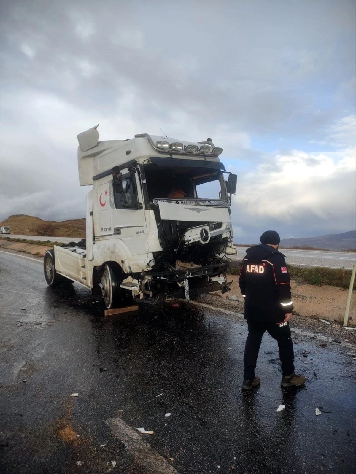 Kırıkkale\'de Tır Çarpışması: Sürücü Yaralandı