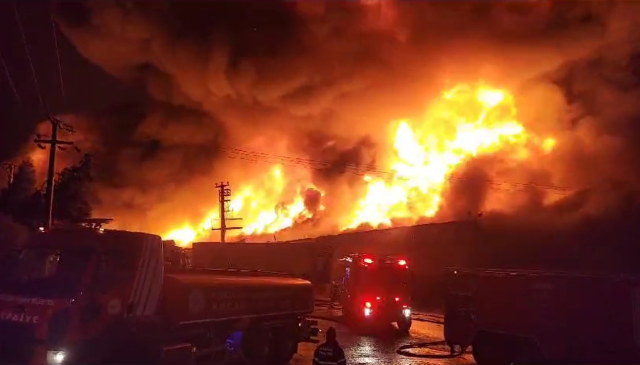 Kocaeli Gebze'de bir lojistik firmasına ait depoda yangın çıktı