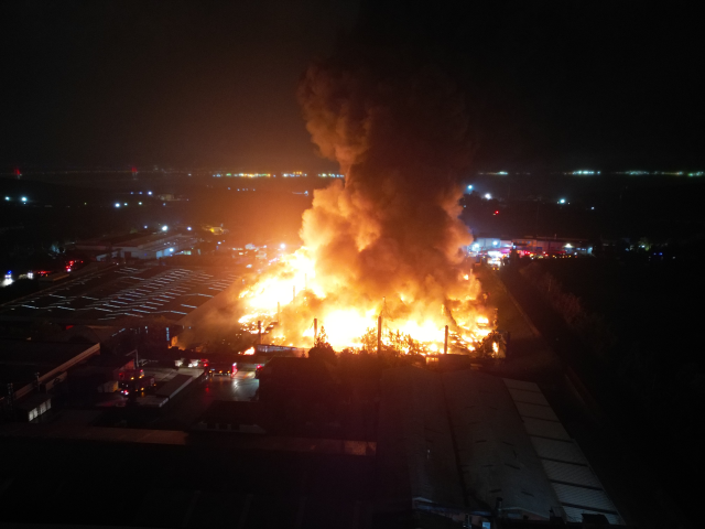 Kocaeli Gebze'de bir lojistik firmasına ait depoda yangın çıktı