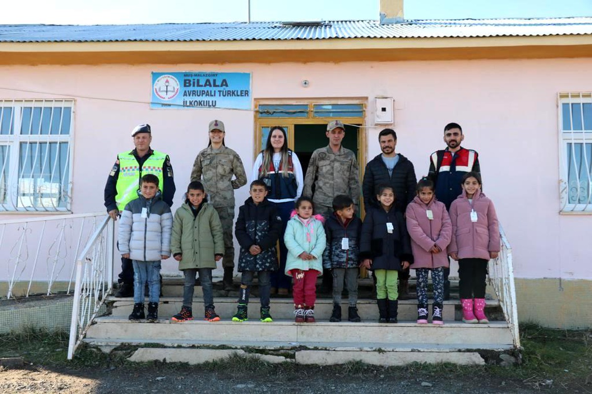 Muş İl Jandarma Komutanlığı Köy Öğrencilerine Bot ve Mont Dağıttı