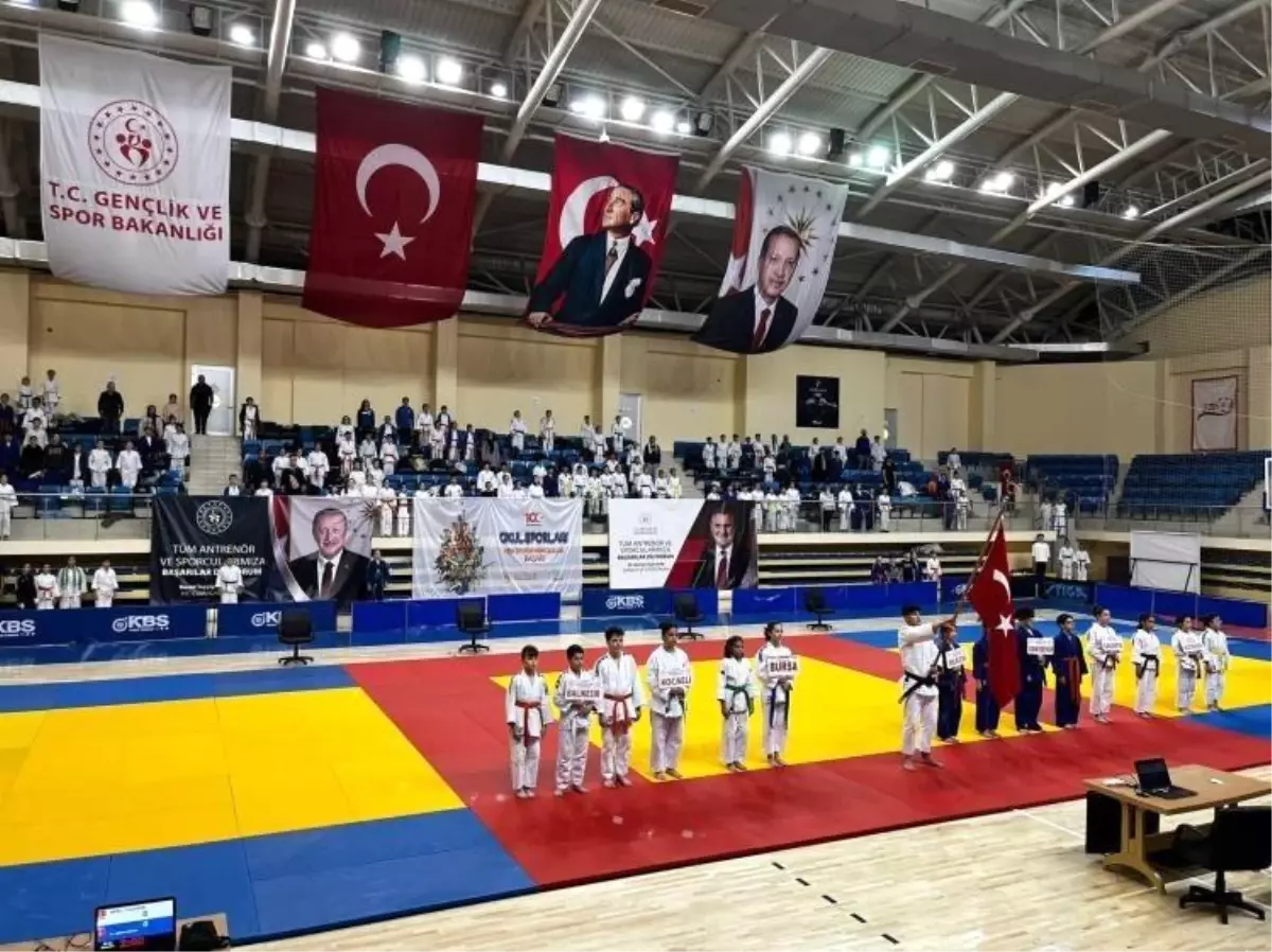 Bilecik Atatürk Spor Salonu\'nda Minikler Judo Turnuvası