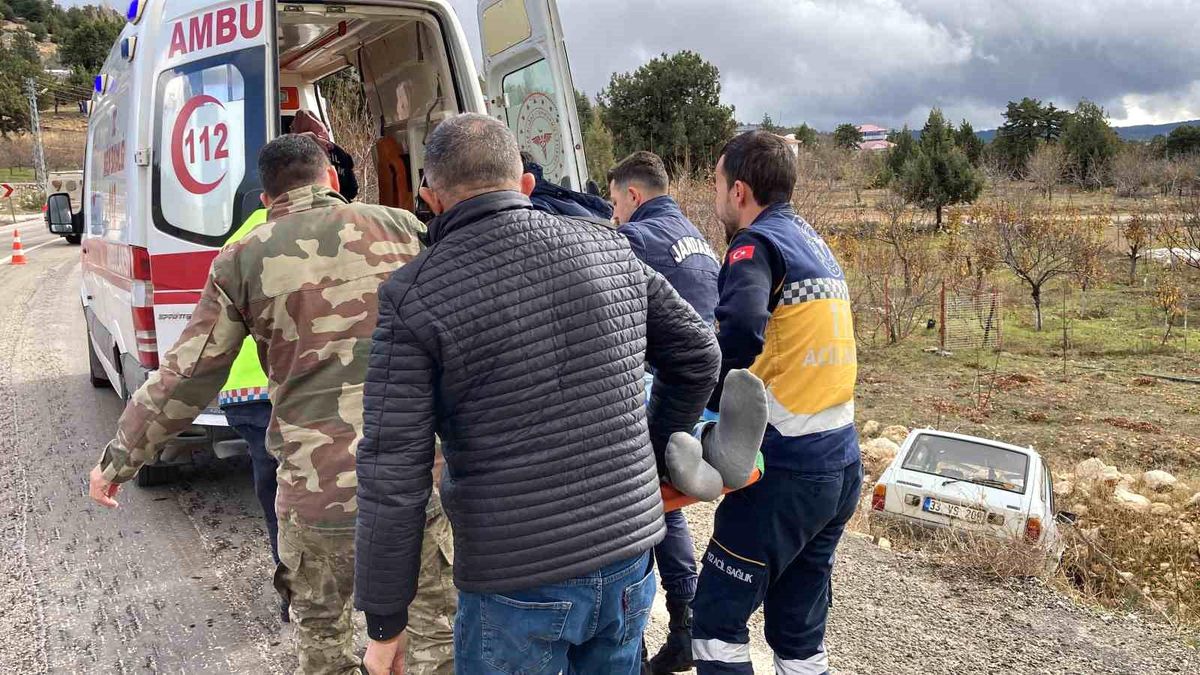 Mersin Erdemli\'de şarampole uçan otomobilde 2 kişi yaralandı