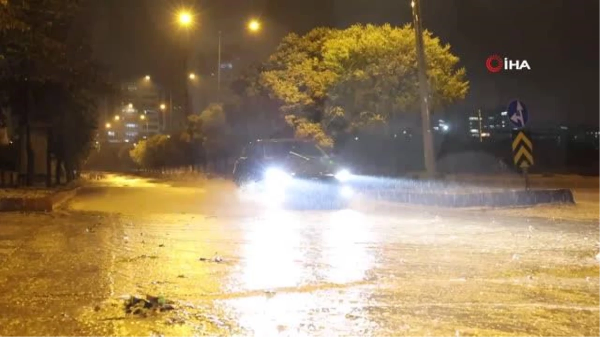 Elazığ\'da Sağanak Yağış: Cadde ve Sokaklar Göle Döndü