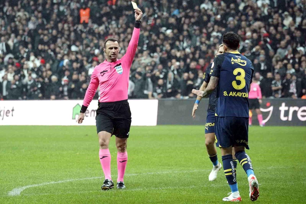 Fenerbahçe\'nin milli futbolcusu Samet Akaydin, Beşiktaş maçında sarı kart gördü