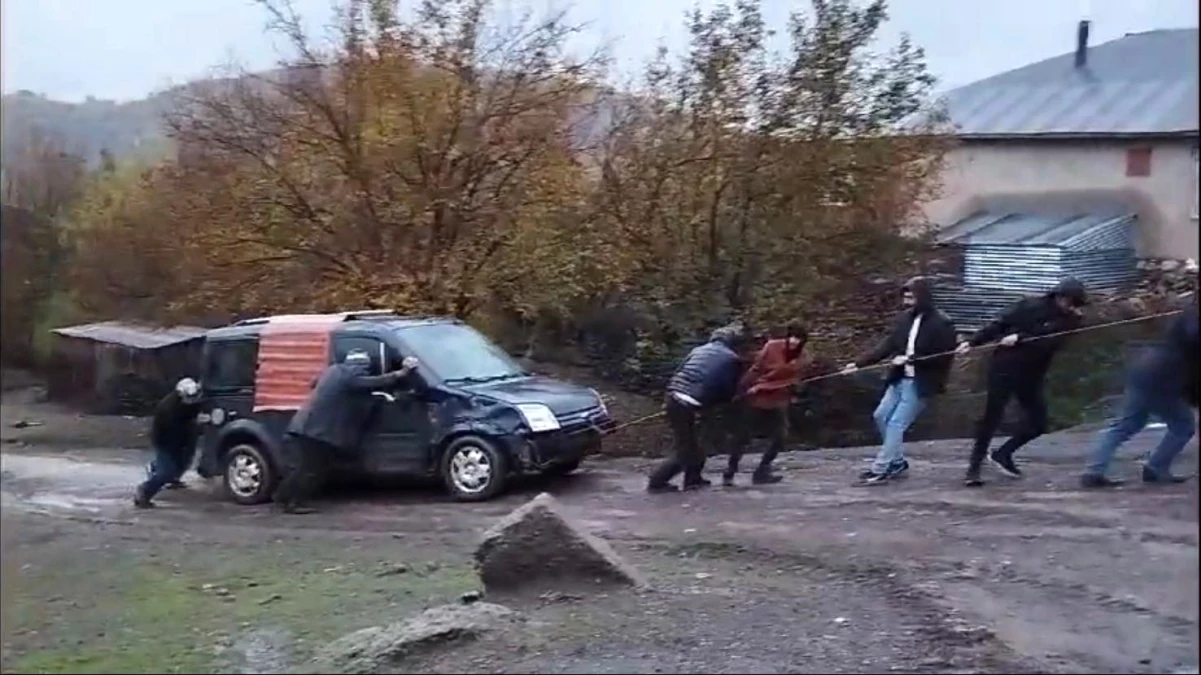 Elazığ\'da trafik kazası: Devrilen araç köy sakinleri tarafından anayola çıkarıldı