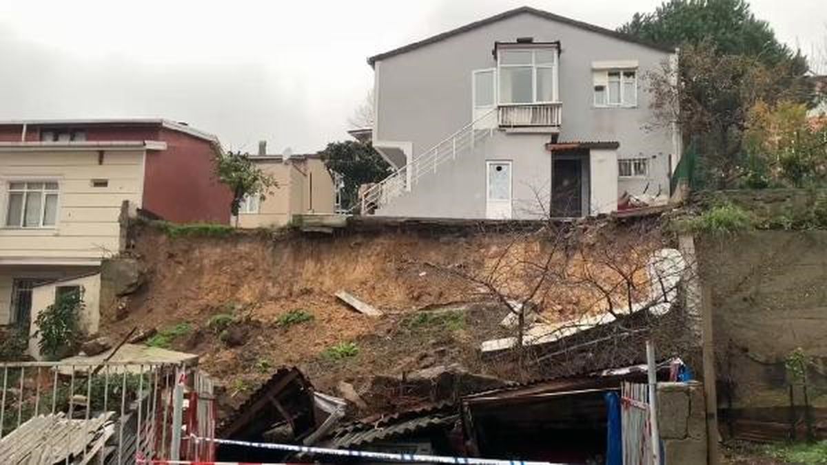 Sarıyer\'de istinat duvarı çöktü; 4 araç hasar gördü - 1