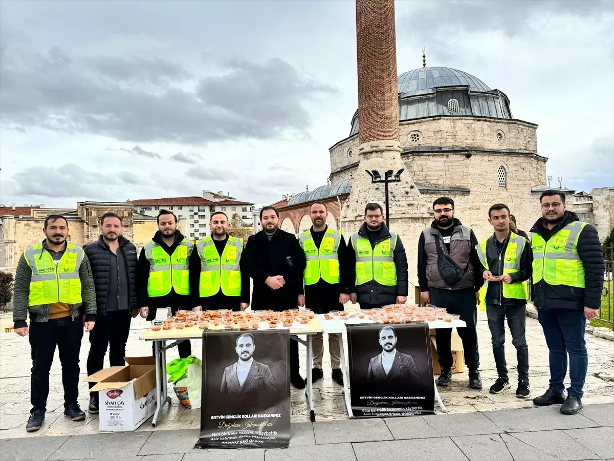 Sivas\'ta trafik kazasında hayatını kaybeden AK Parti Gençlik Kolları Başkanı için lokma dağıtıldı