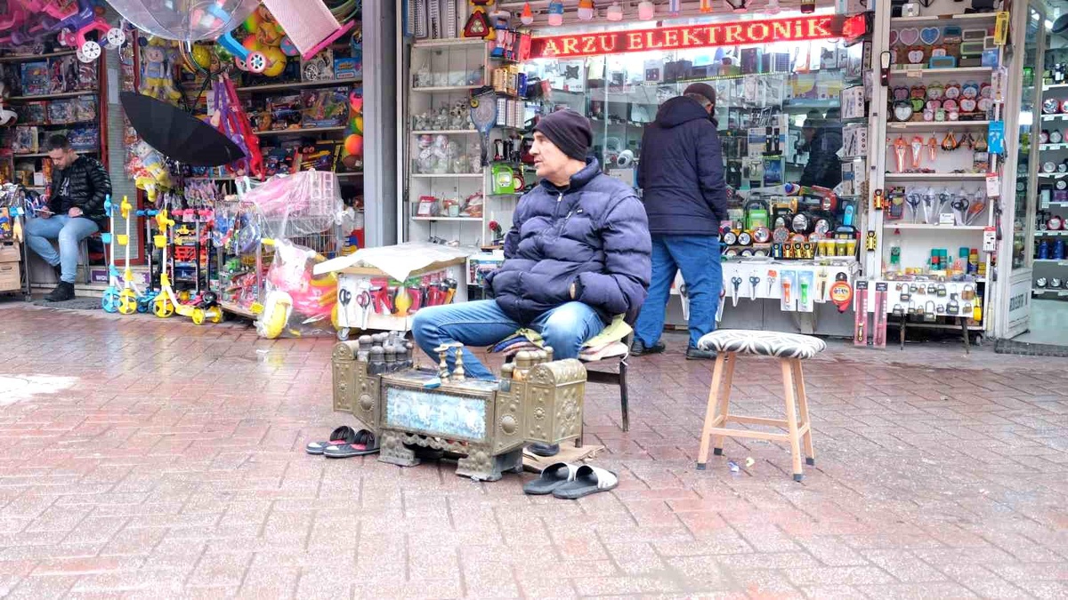 Eskişehir\'de Ayakkabı Boyacısı Soğukta Çalışmaya Devam Ediyor