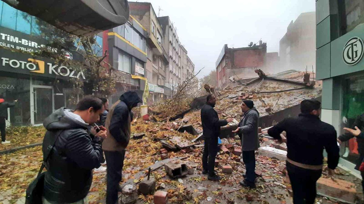 Adıyaman\'da yoğun yağmur nedeniyle ağır hasarlı bina yıkıldı