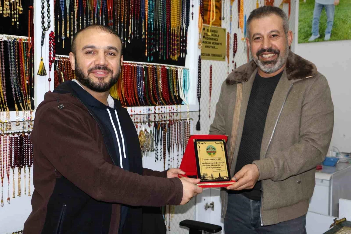 Diyarbakır\'da Yanlışlıkla Aktarılan Parayı Geri Ödeyen Tespihciye Ödül