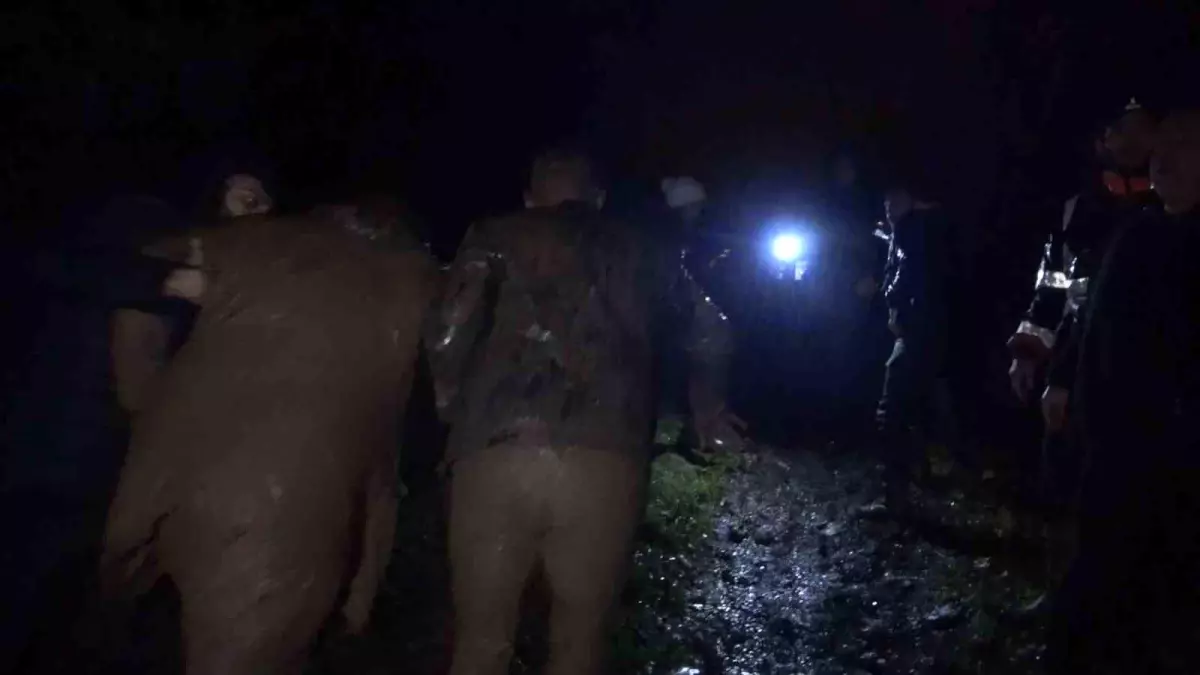 Zonguldak\'ta heyelan: İş makineleri toprak altında kaldı, yaralılar var