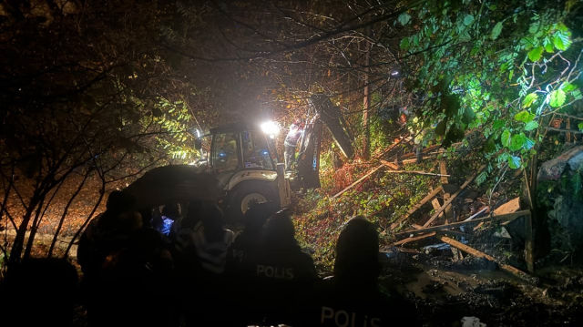 Zonguldak'ta sağanak yağmur sonrası meydana gelen heyelanda ev toprak altında kaldı