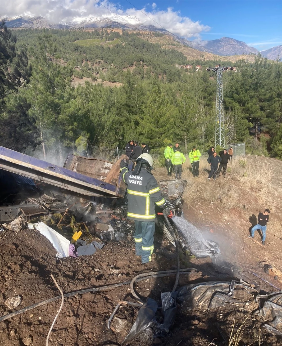 Adana\'da iş makinesi yüklü tır devrildi ve yanarak 1 kişi öldü