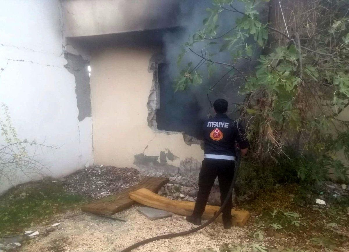 Adıyaman\'da ağır hasarlı binada araç lastiği yakıldı